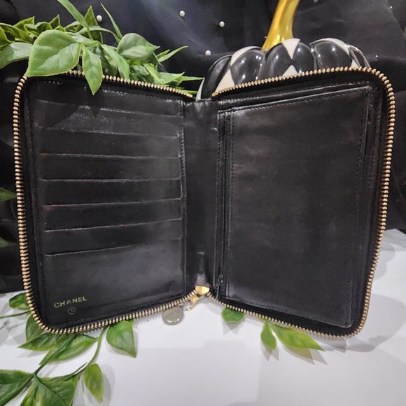 VG Used Condition Authentic Chanel Patent Leather Zip Wallet - Picture 8 of 14